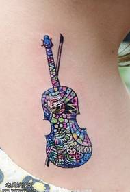 farverigt plettet violin tatoveringsmønster
