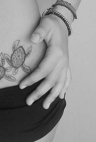 modello di tatuaggio addominale tartaruga in bianco e nero