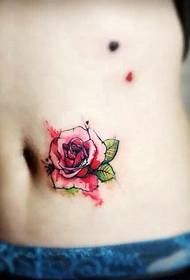 一朵漂亮的花朵纹身落在性感腹部上