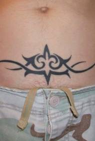 patrón de tatuaxe de tótem rizado negro de abdome
