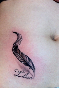 patrón de tatuaje de pluma de vientre femenino