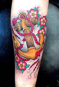 Pola tato jangkar berwarna yang indah di lengan
