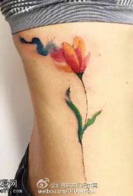 cat air perut pola tato bunga yang indah
