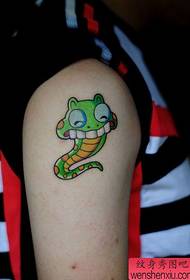 La barra de exposición de tatuajes recomendó un patrón de tatuaje de cobra del brazo