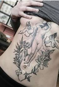 голе слике женског и керубиног тетоважа на женском трбуху