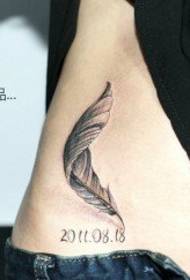 motif de tatouage en plumes élégant