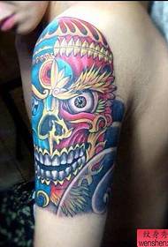 La barra dello spettacolo del tatuaggio ha raccomandato un modello di tatuaggio colorato a braccio