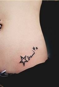 abdominal i bukur në kërkim të figurës së tatuazhit me alfabet me pesë yje yll