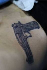коремен пистолет татуировка модел