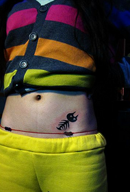 Patró de tatuatge de personalitat de l’abdomen femení