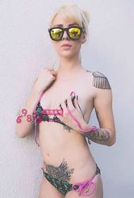 Europese model sexy tatoeëermerk van die buik tatoeëermerk