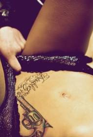 Európai lányok hasa pisztoly vad tetoválás
