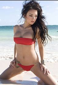 Modello affascinante sexy della pancia della bella donna sulla spiaggia