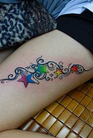 bir kadının bacağının güzel görünümlü bir asma beş köşeli yıldız dövme resmi