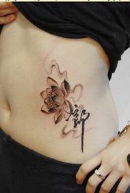 bella pancia bella foto in bianco e nero del modello del tatuaggio del loto