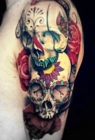 un modello di tatuaggio teschio braccio stile europeo
