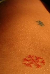 modello di tatuaggio colorato addome fiocco di neve