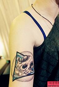 un patrón de tatuaxe de cráneo de brazo