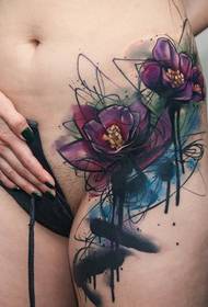 腹部に女性の左脚水彩花のタトゥー画像