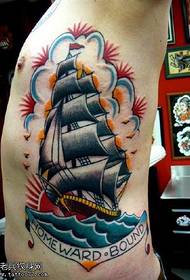 patrón de tatuaje de vela grande flanqueado