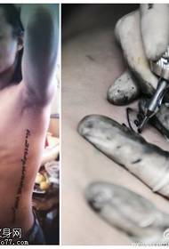 modello di tatuaggio prepotente super bello