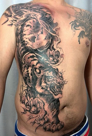 पुरुषांची छाती आणि ओटीपोटात वर्चस्व असणारा वाघ टॅटूचा नमुना