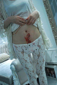 pancia di bellezza una piccola immagine del tatuaggio del pesce rosso
