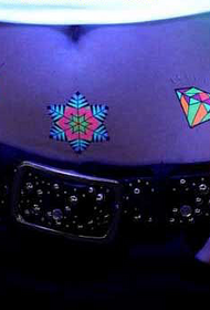 tatuaż brzucha fluorescencyjny diament dziewczyna