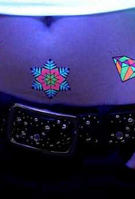 tatuaggio diamante fluorescente pancia ragazza