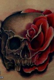 wzór tatuażu brzuch róża czaszki