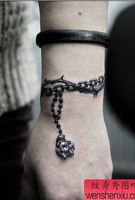 shiriti i shfaqjes së tatuazheve rekomandoi një model tatuazhi me byzylyk krahu