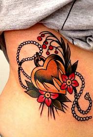 ženski trebuh cvetlični tatoo v obliki srca