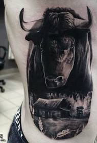 flancul unui model de tatuaj de vacă