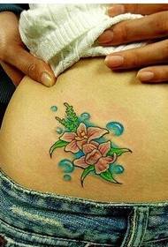 immagine del modello del tatuaggio del fiore di colore di pancia di bellezza