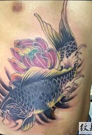 tatuaggio diverso addome maschile