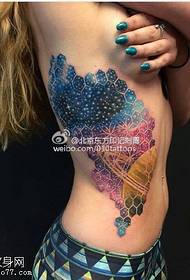 Uzorak tetovaže zvijezda košnice na trbuhu