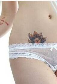 immagine della foto del tatuaggio del totem della pancia della ragazza di modo