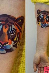 Tattoo show bar anbefalede et armfarve tigerhoved tatoveringsmønster