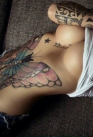 bellissimo tatuaggio farfalla abbastanza pieno di pancia