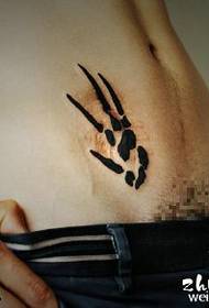 Modello di tatuaggio con cicatrici ricoperte di palme