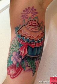 Die Tattoo-Show-Bar empfahl ein Kuchen-Tattoo-Muster in Armfarbe