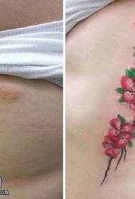Narben bedecken eine Reihe von Pfirsich-Tattoo-Mustern
