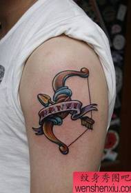 χέρι χρώμα τόξο βέλος κορδέλα μοτίβο τατουάζ