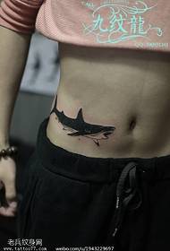 modello di tatuaggio addominale grande squalo tatuaggio