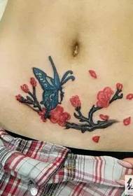 kūrybingi pilvo randai apima tatuiruotę