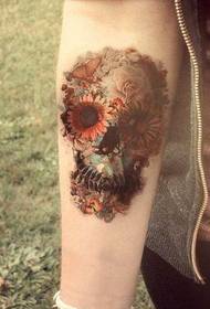 Tattoo show bilde anbefaler en kvinnes arm farge skalletatoveringsmønster