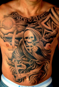 bel tatuaggio sul petto e sull'addome