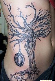 Tatouages avec un pneu sur l'arbre mort