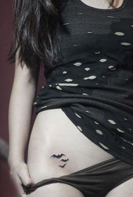 ženské dítě břicho trend totem malý netopýr tetování obrázek