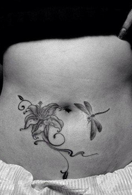 女性腹部前卫的百合花与蜻蜓刺青